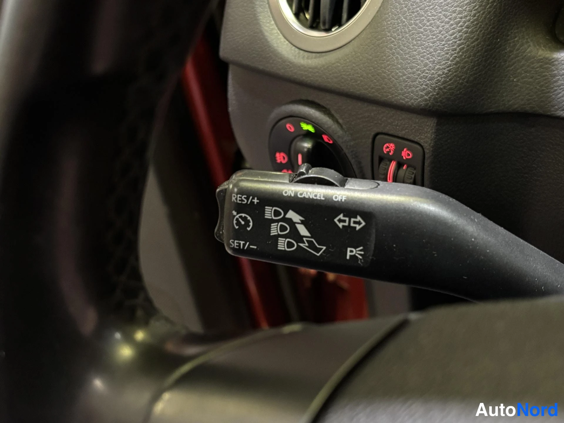 Red Volkswagen Tiguan 2009, detail, photo 14