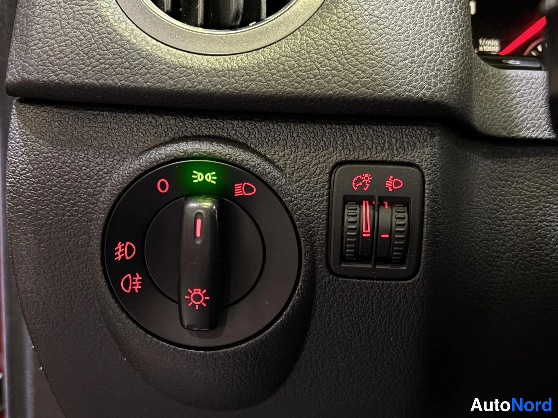 Red Volkswagen Tiguan 2009, detail, photo 15