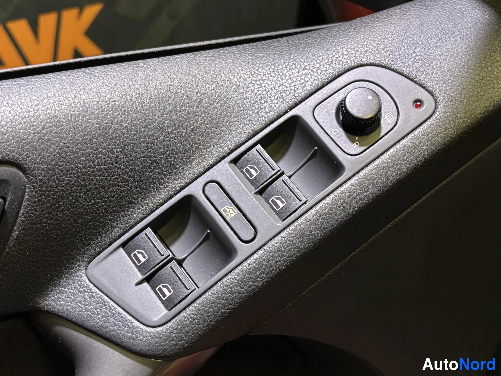 Red Volkswagen Tiguan 2009, detail, photo 16