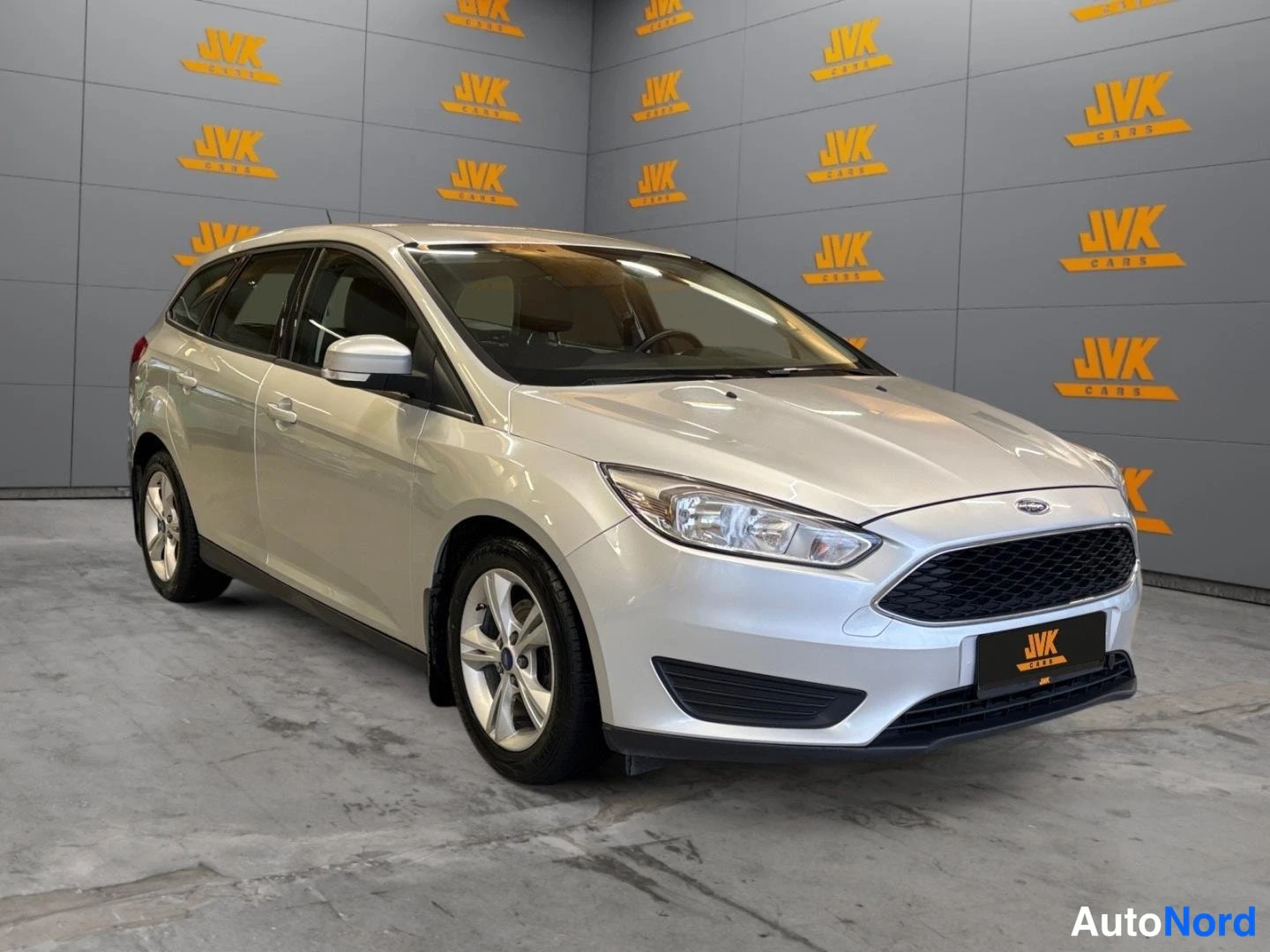 Grey Ford Focus 2015, front three-quarter, nose to the right, photo 2