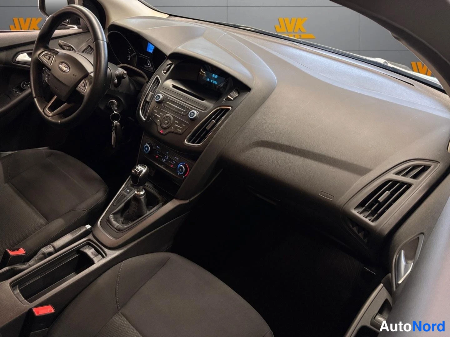 Grey Ford Focus 2015, cockpit, photo 9