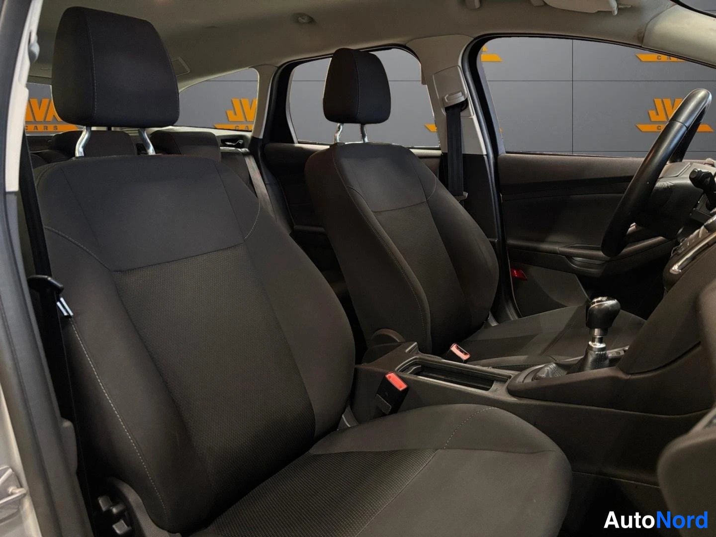 Grey Ford Focus 2015, front seats, photo 10