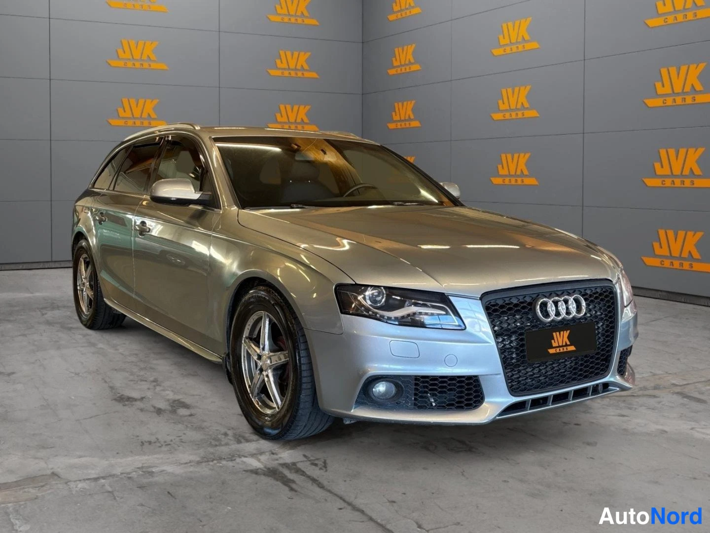 Grey Audi A4 2010, front three-quarter, nose to the right, photo 2