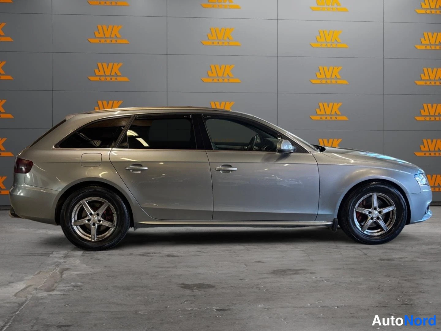Grey Audi A4 2010, front three-quarter, nose to the right, photo 3