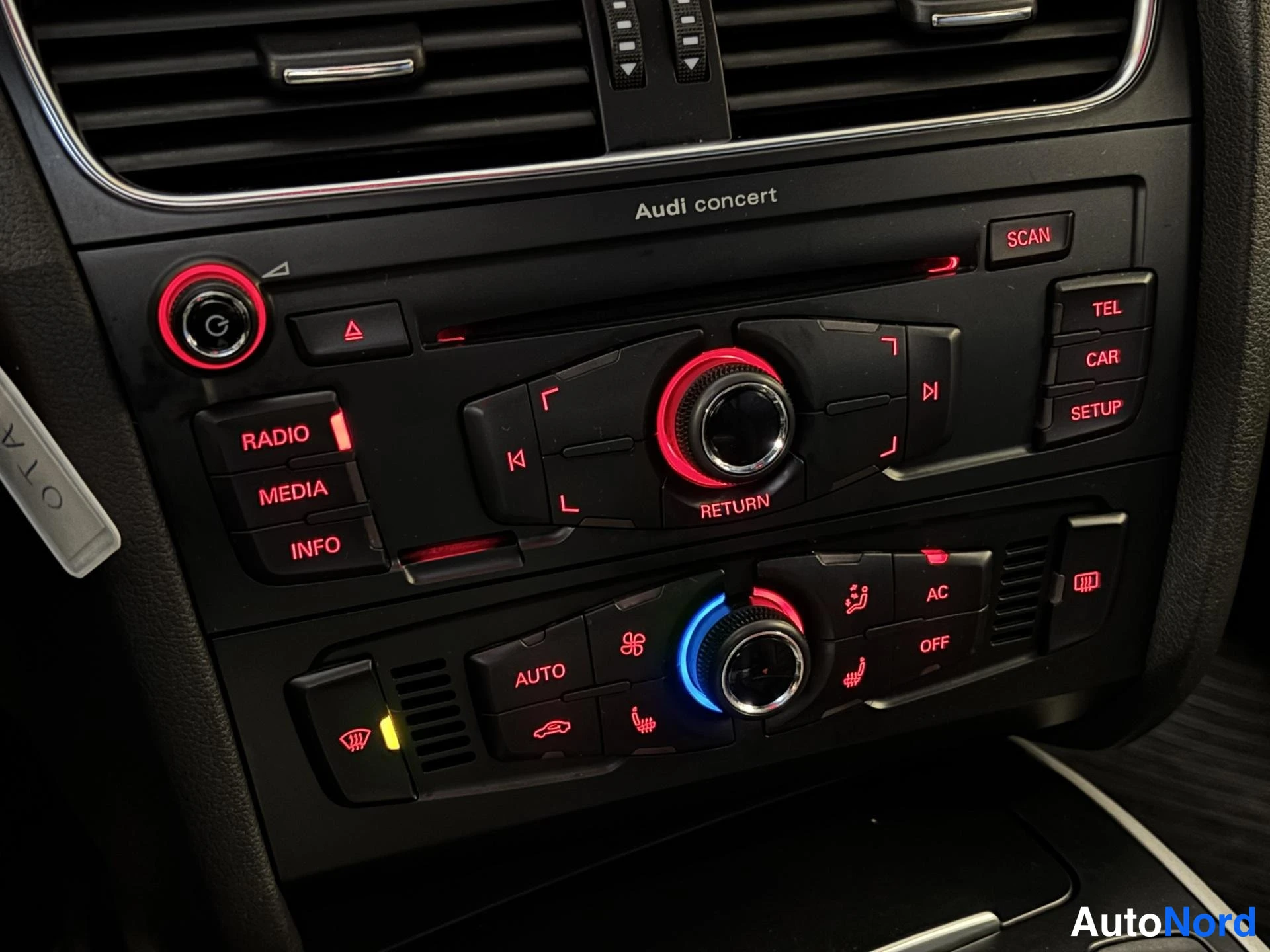 Grey Audi A4 2010, detail, photo 16