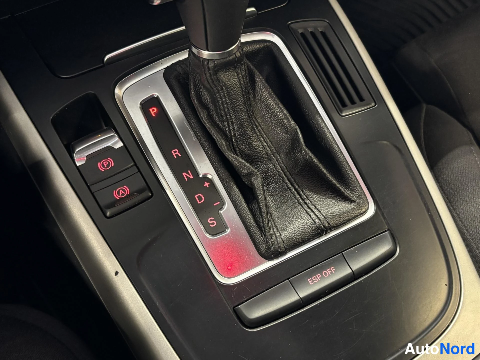 Grey Audi A4 2010, detail, photo 17