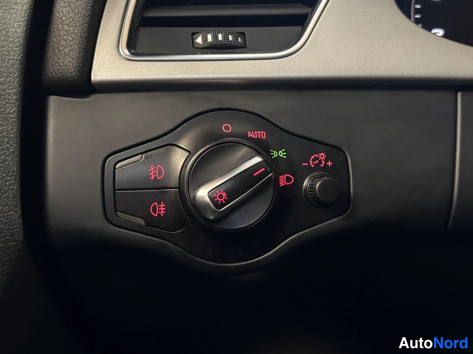 Grey Audi A4 2010, detail, photo 18