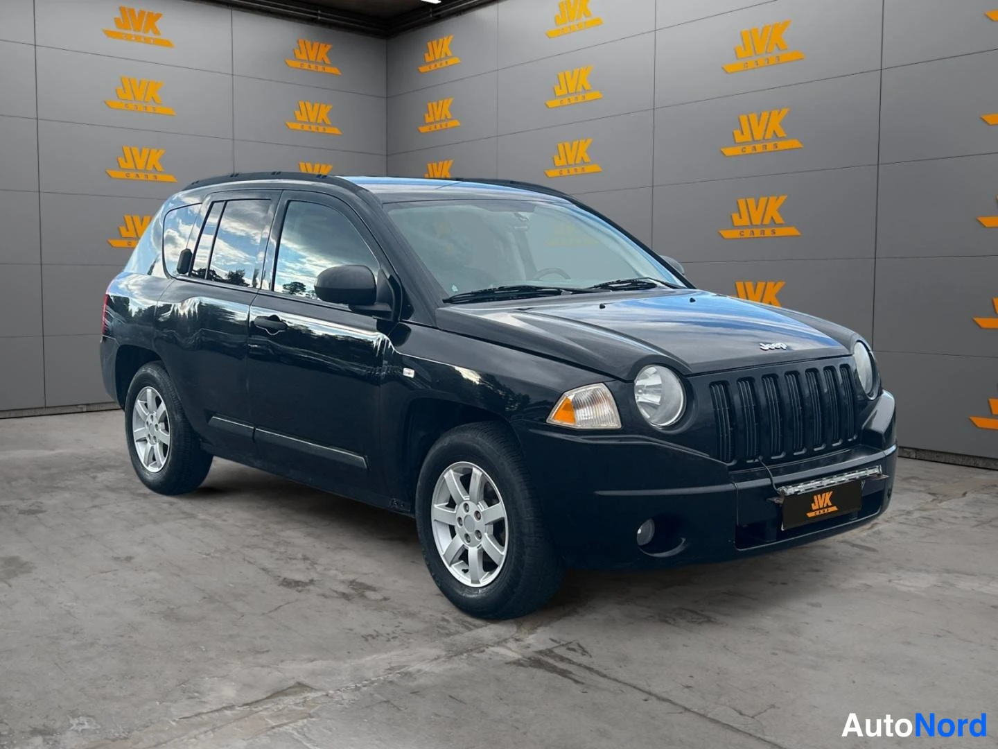 Black Jeep Compass 2008, front three-quarter, nose to the right, photo 2