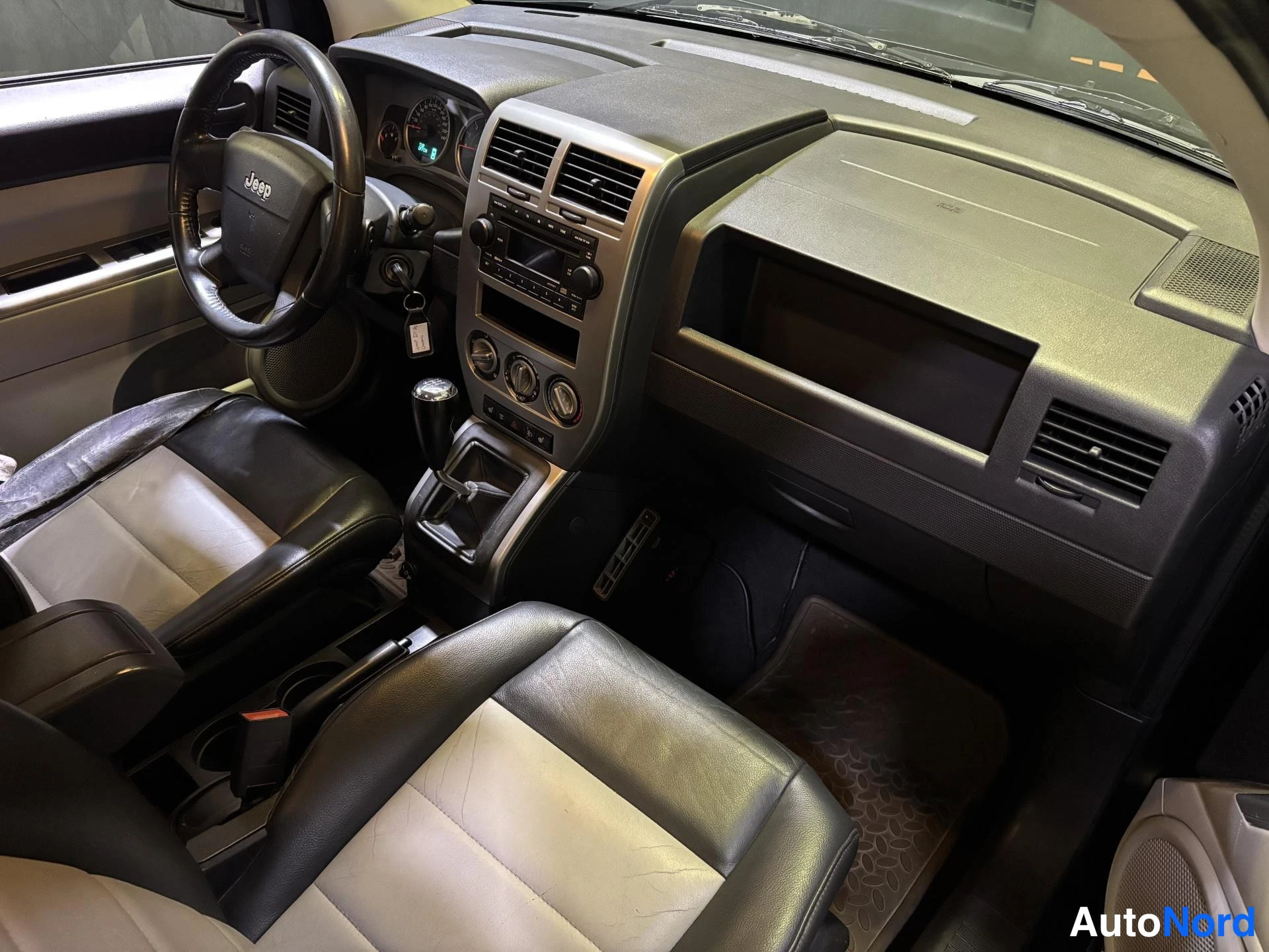Black Jeep Compass 2008, cockpit, photo 9