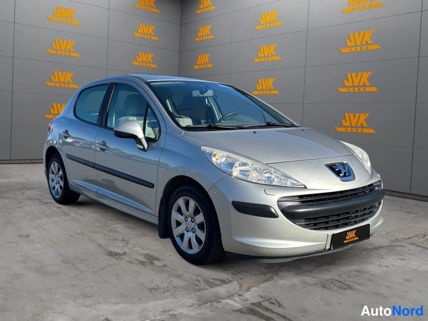 Grey Peugeot 207 2007, front three-quarter, nose to the right, photo 2