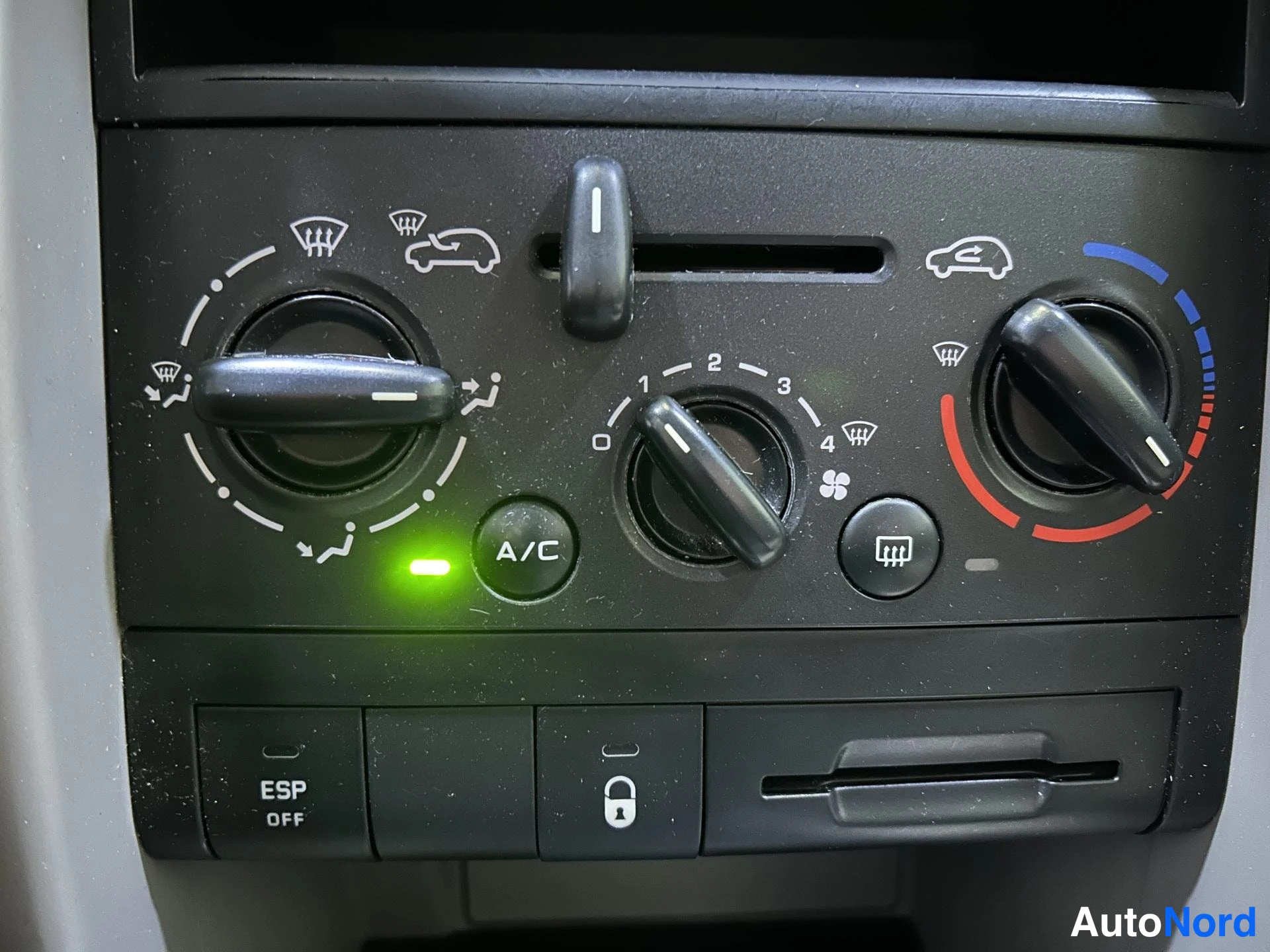 Grey Peugeot 207 2007, detail, photo 15