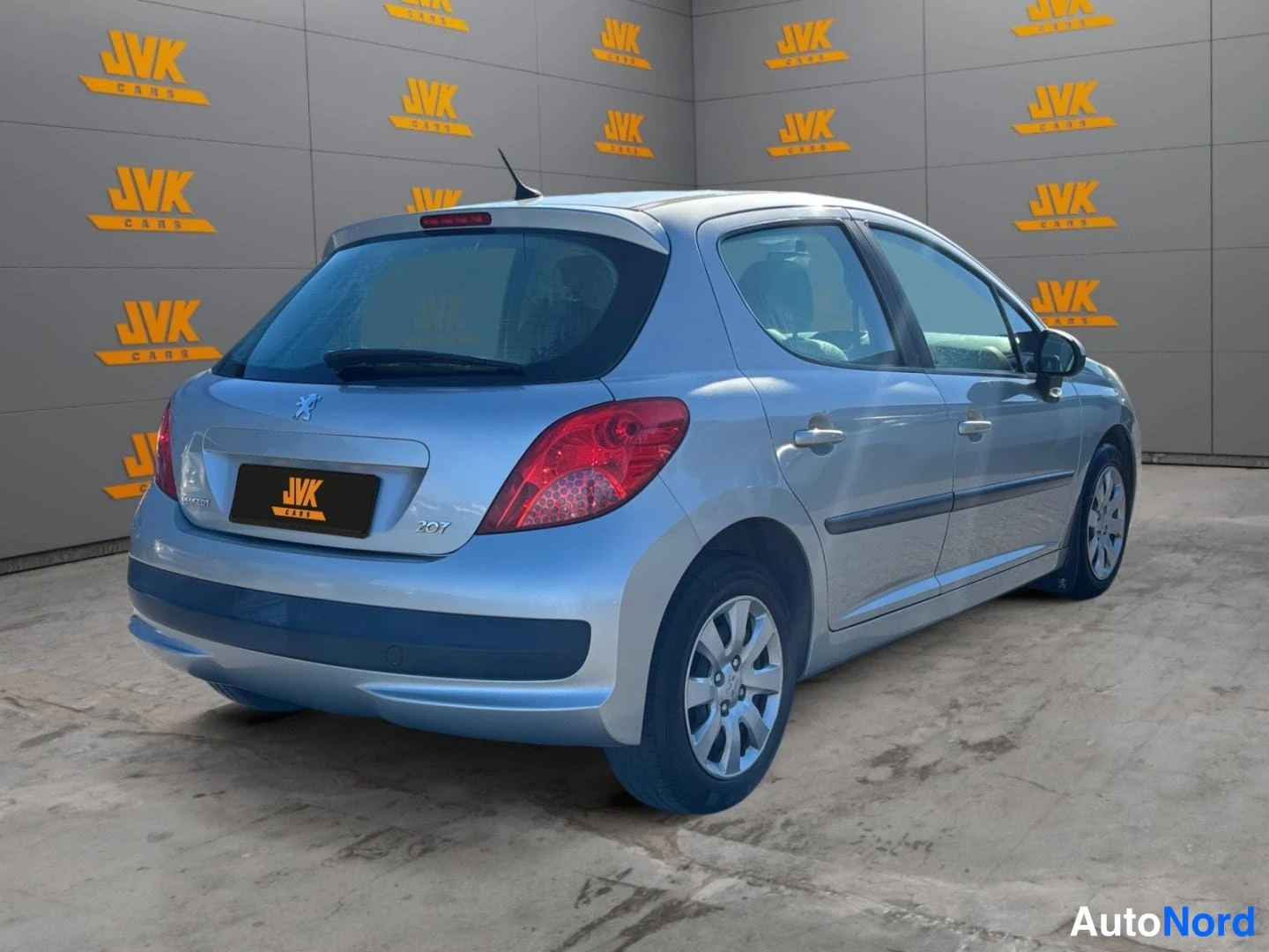Grey Peugeot 207 2007, front three-quarter, nose to the right, photo 4