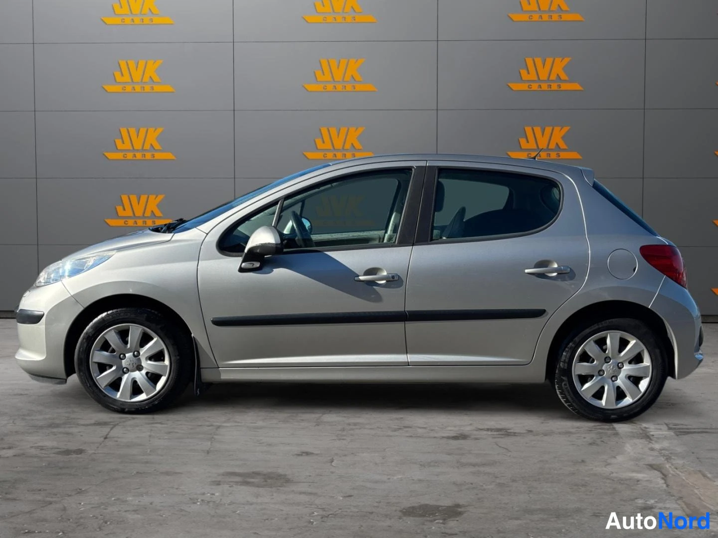 Grey Peugeot 207 2007, front three-quarter, nose to the left, photo 3