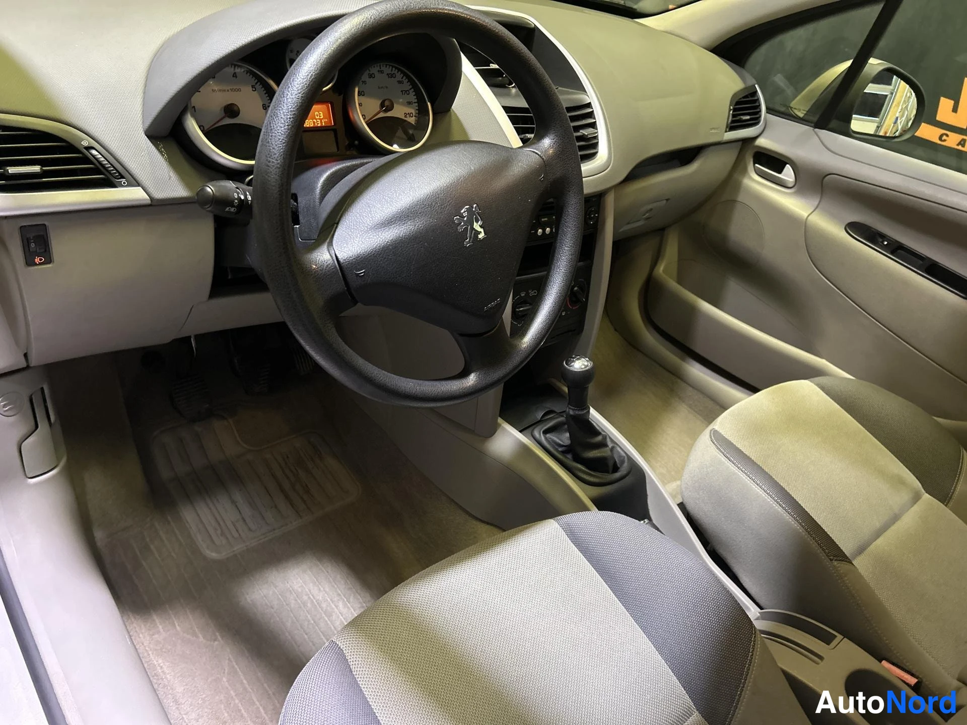 Grey Peugeot 207 2007, cockpit, photo 7