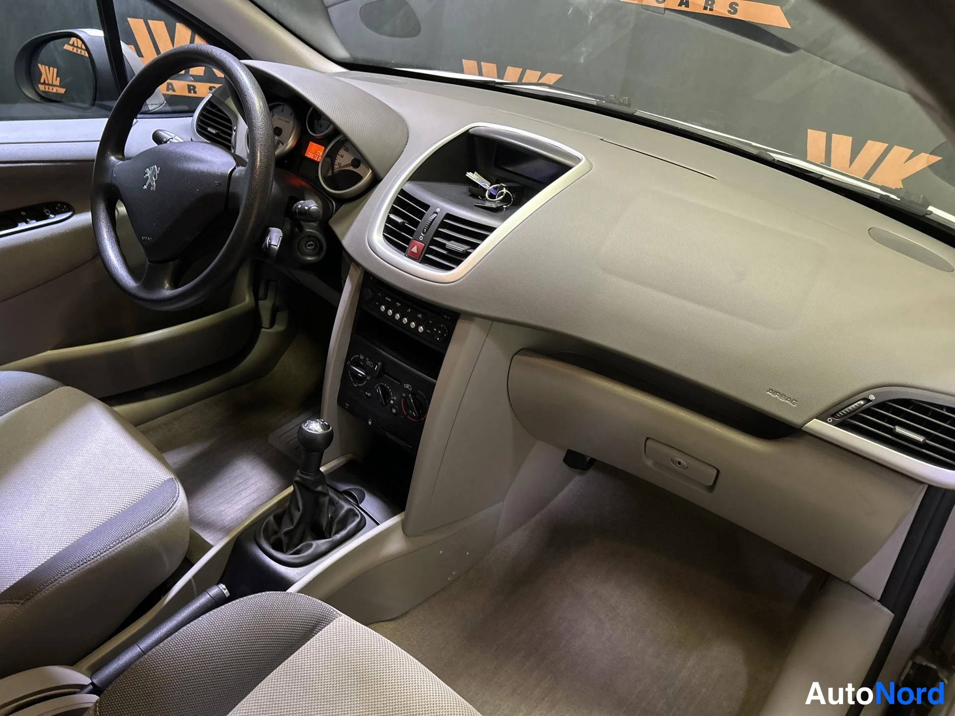 Grey Peugeot 207 2007, cockpit, photo 9