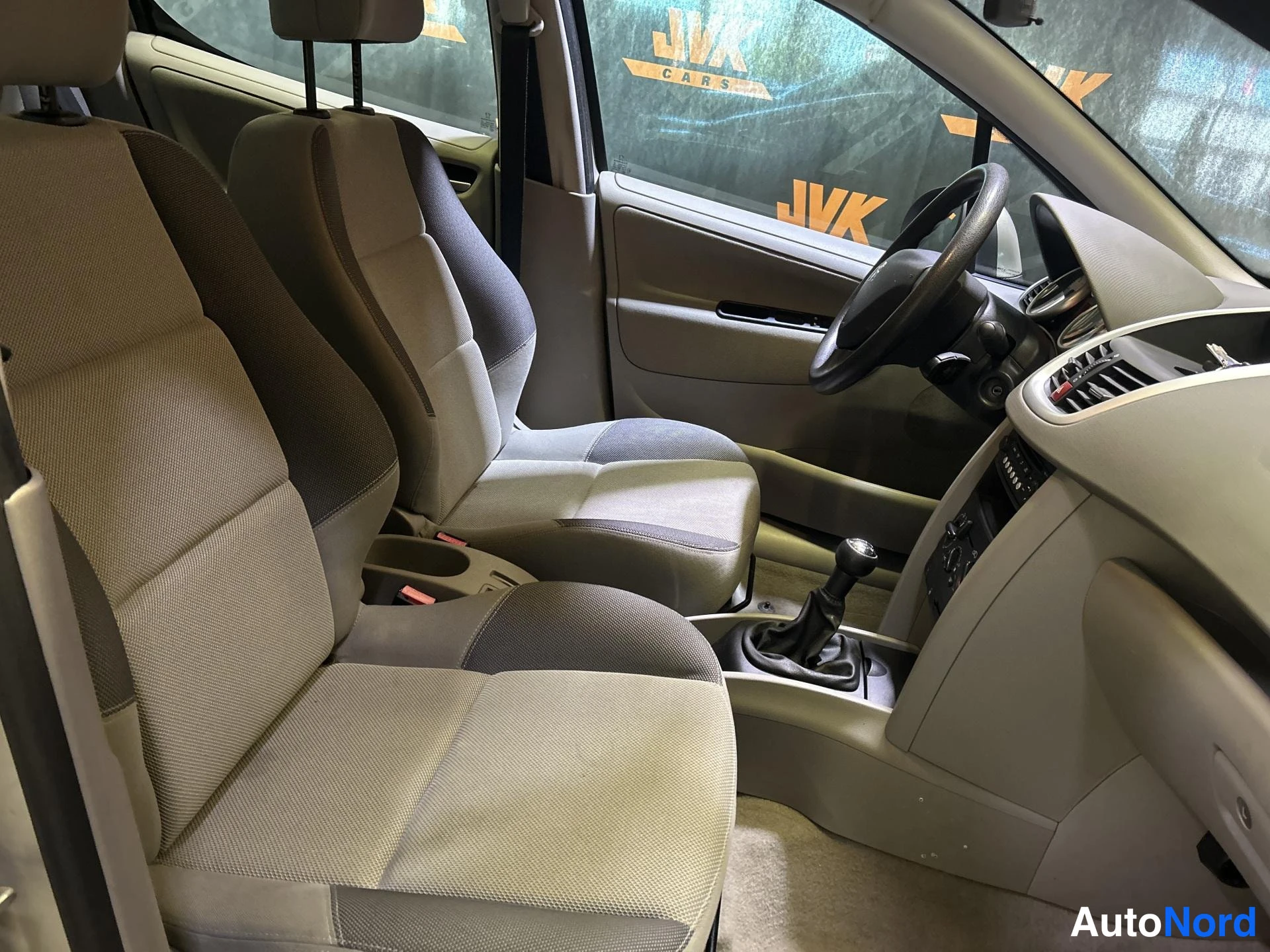 Grey Peugeot 207 2007, front seats, photo 10