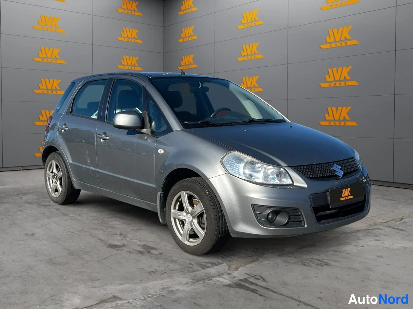 Grey Suzuki SX4 2011, front three-quarter, nose to the right, photo 3