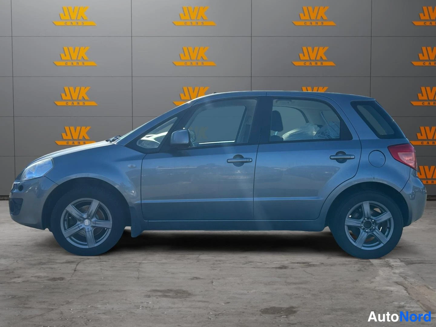 Grey Suzuki SX4 2011, front three-quarter, nose to the left, photo 2