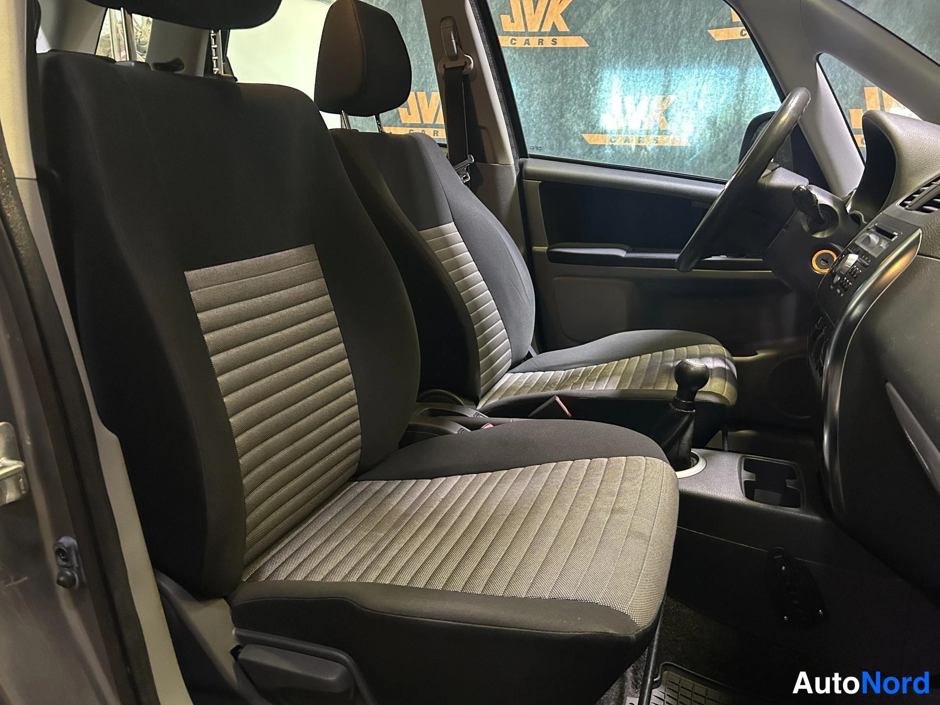 Grey Suzuki SX4 2011, front seats, photo 10