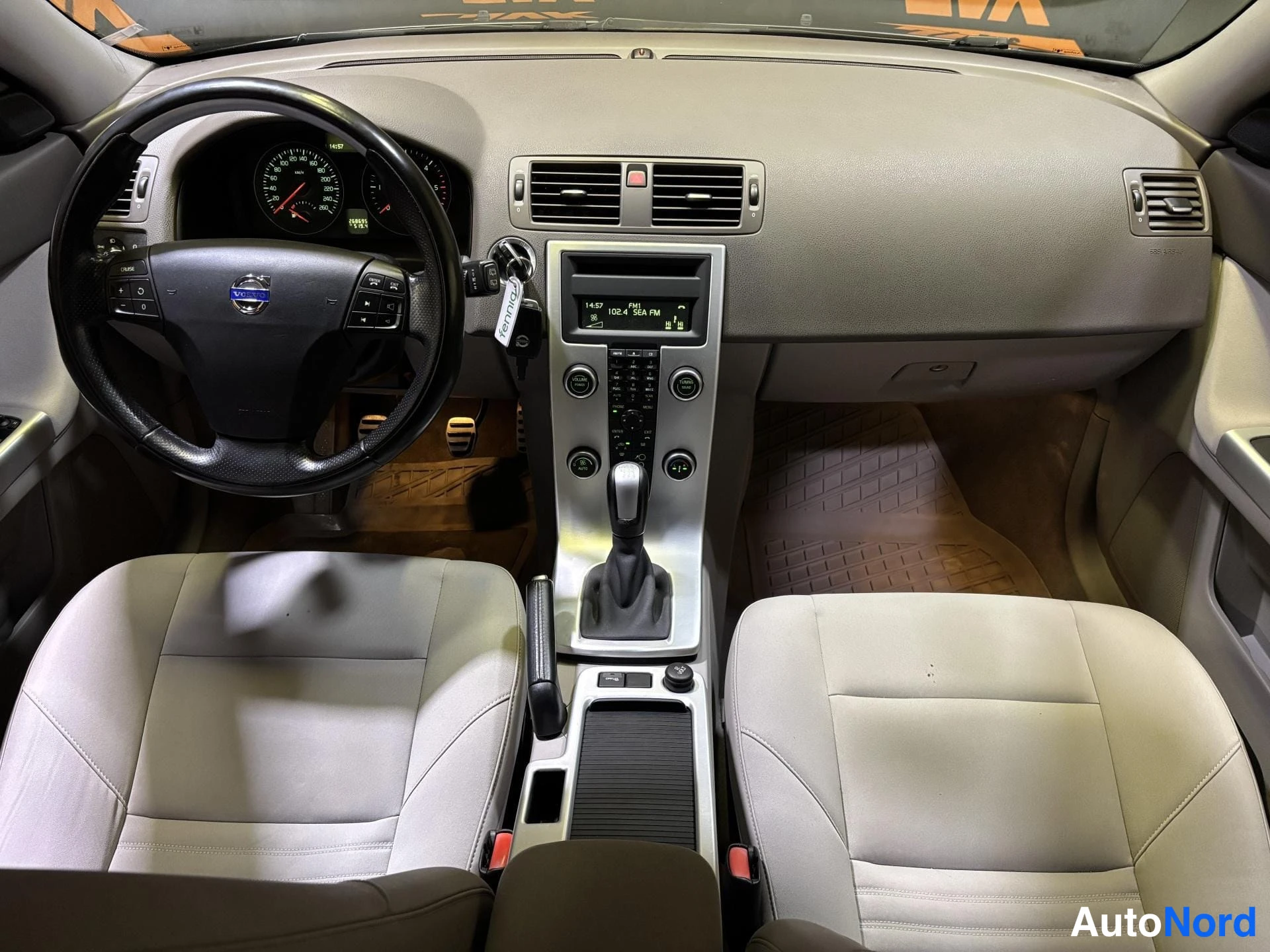 Grey Volvo V50 2011, cockpit, photo 8
