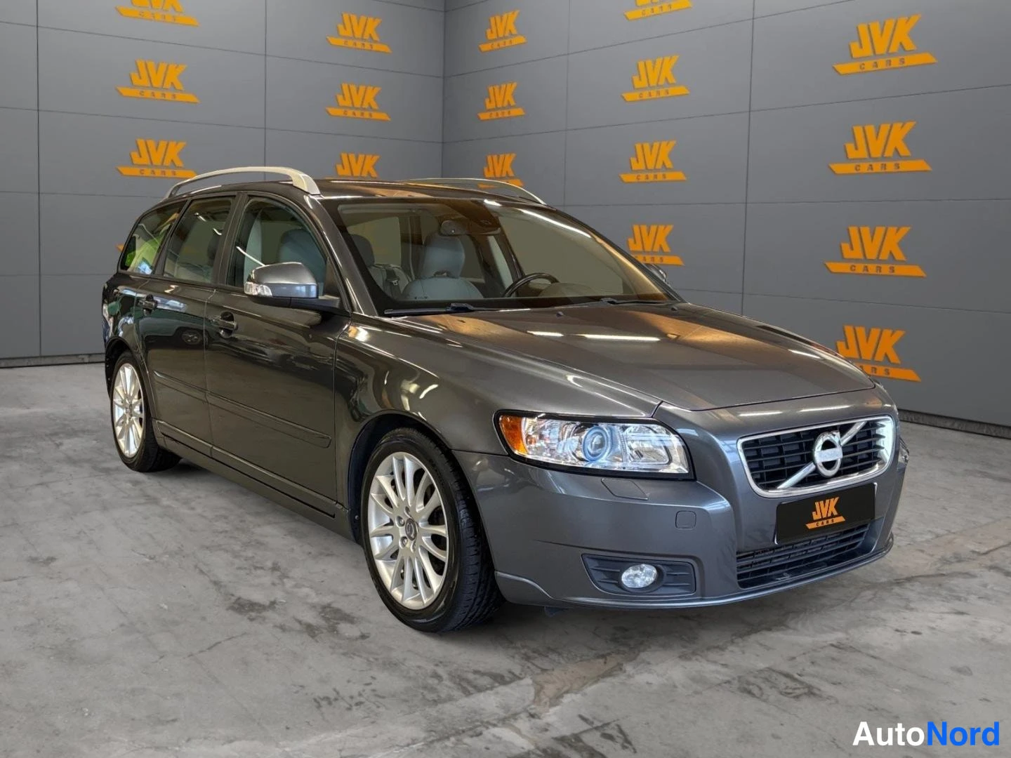 Grey Volvo V50 2011, front three-quarter, nose to the right, photo 3