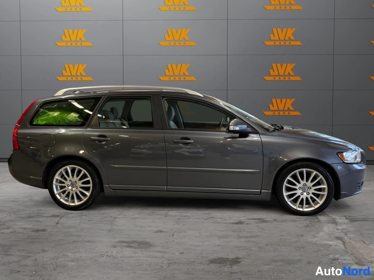 Grey Volvo V50 2011, front three-quarter, nose to the right, photo 4