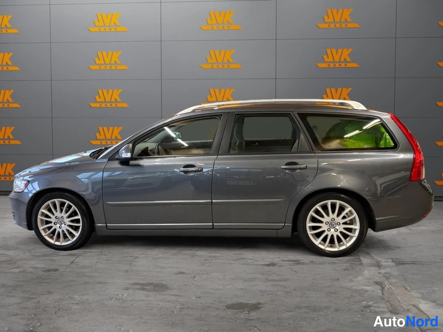 Grey Volvo V50 2011, front three-quarter, nose to the left, photo 2