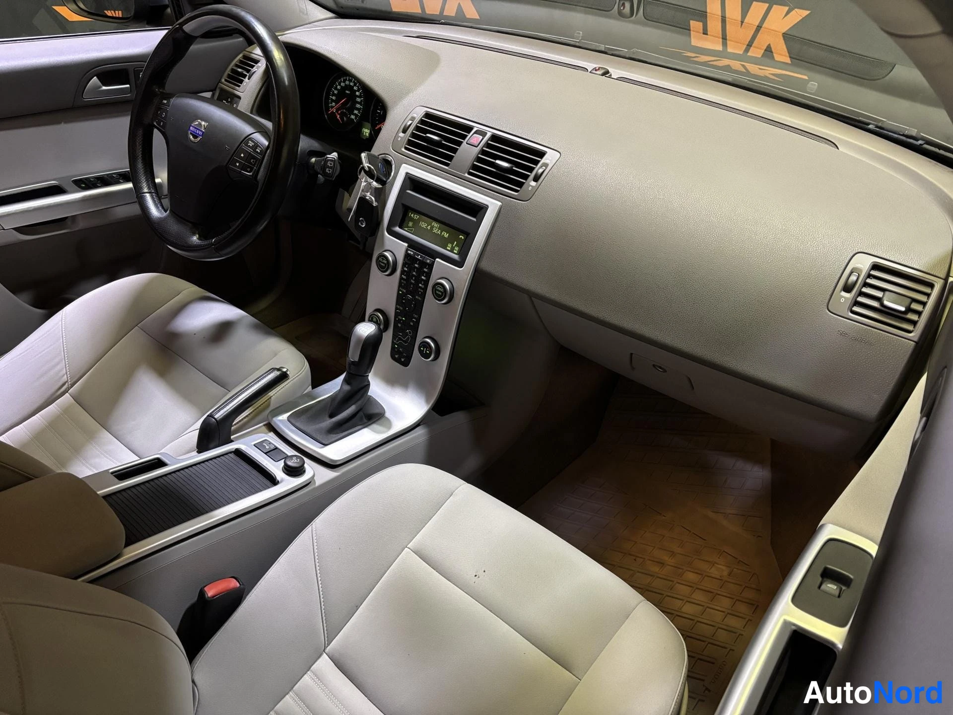 Grey Volvo V50 2011, cockpit, photo 9