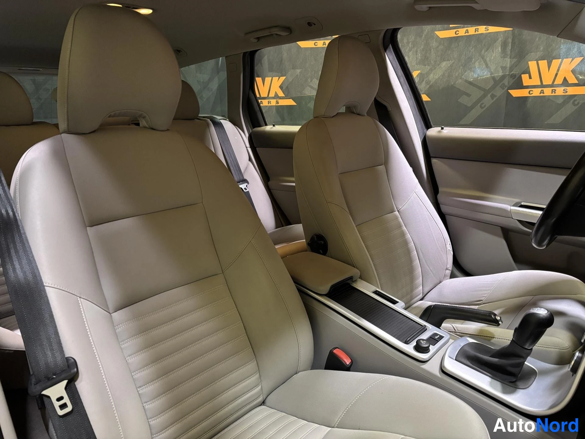 Grey Volvo V50 2011, front seats, photo 10