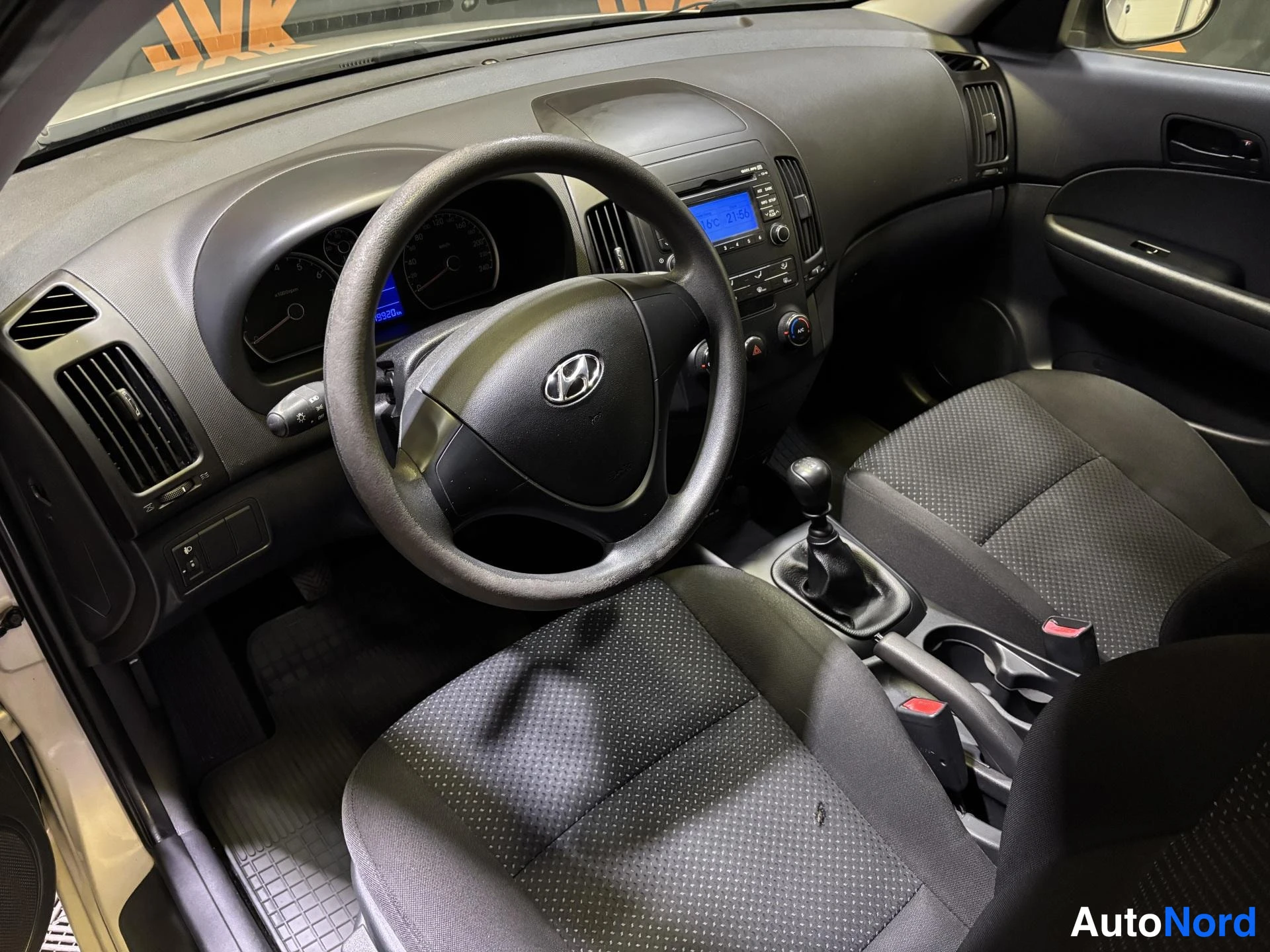 Silver Hyundai i30 2010, cockpit, photo 7