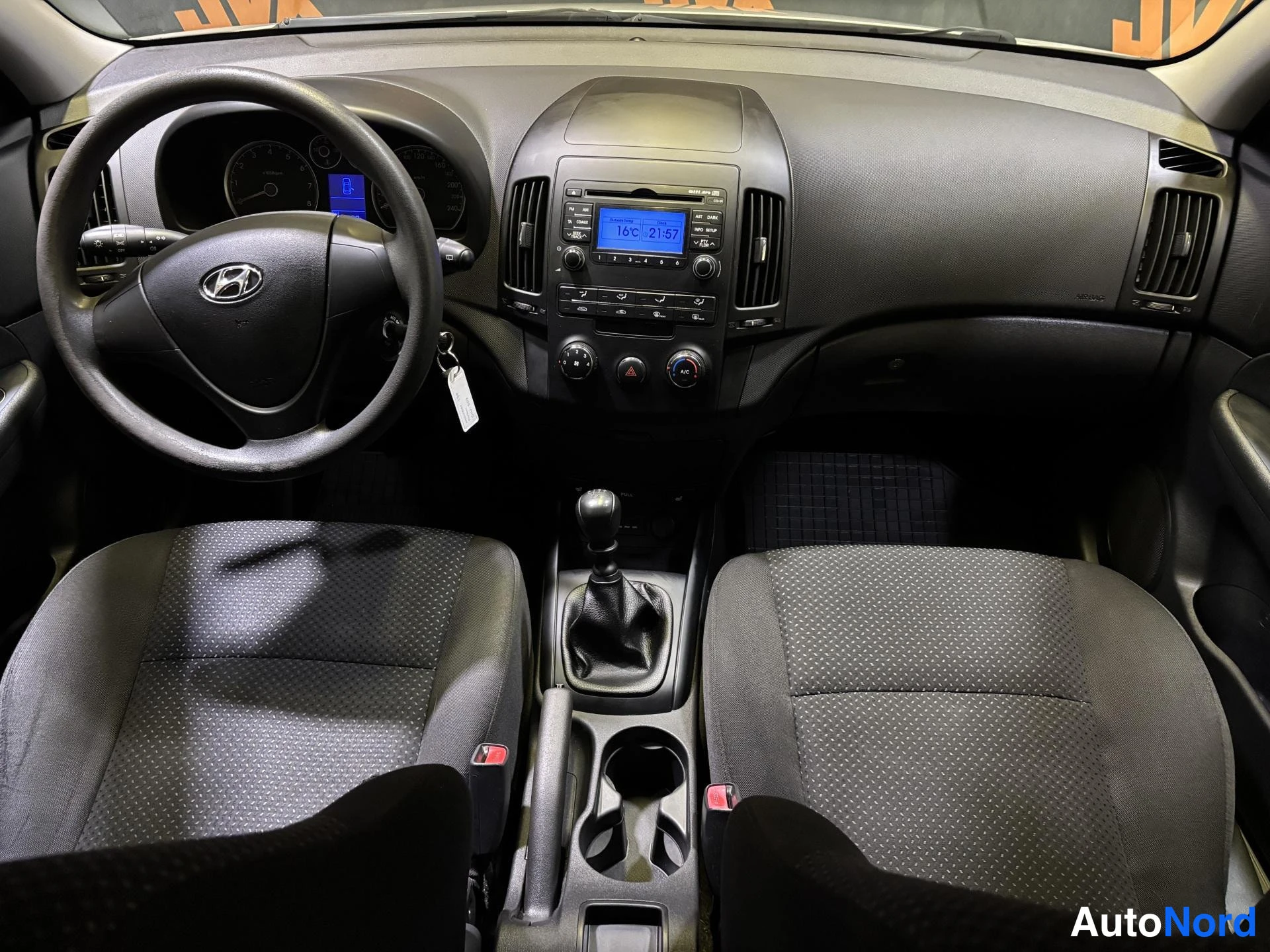Silver Hyundai i30 2010, cockpit, photo 8