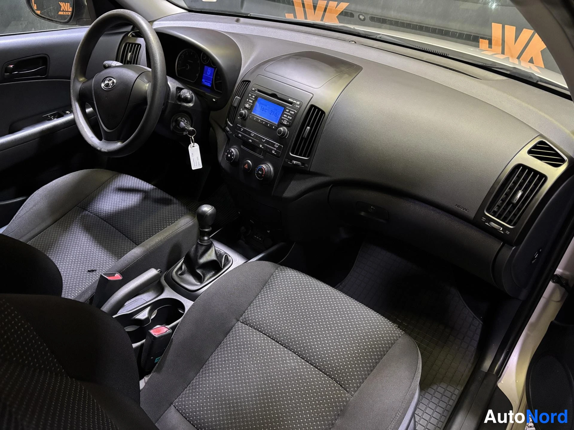 Silver Hyundai i30 2010, cockpit, photo 9