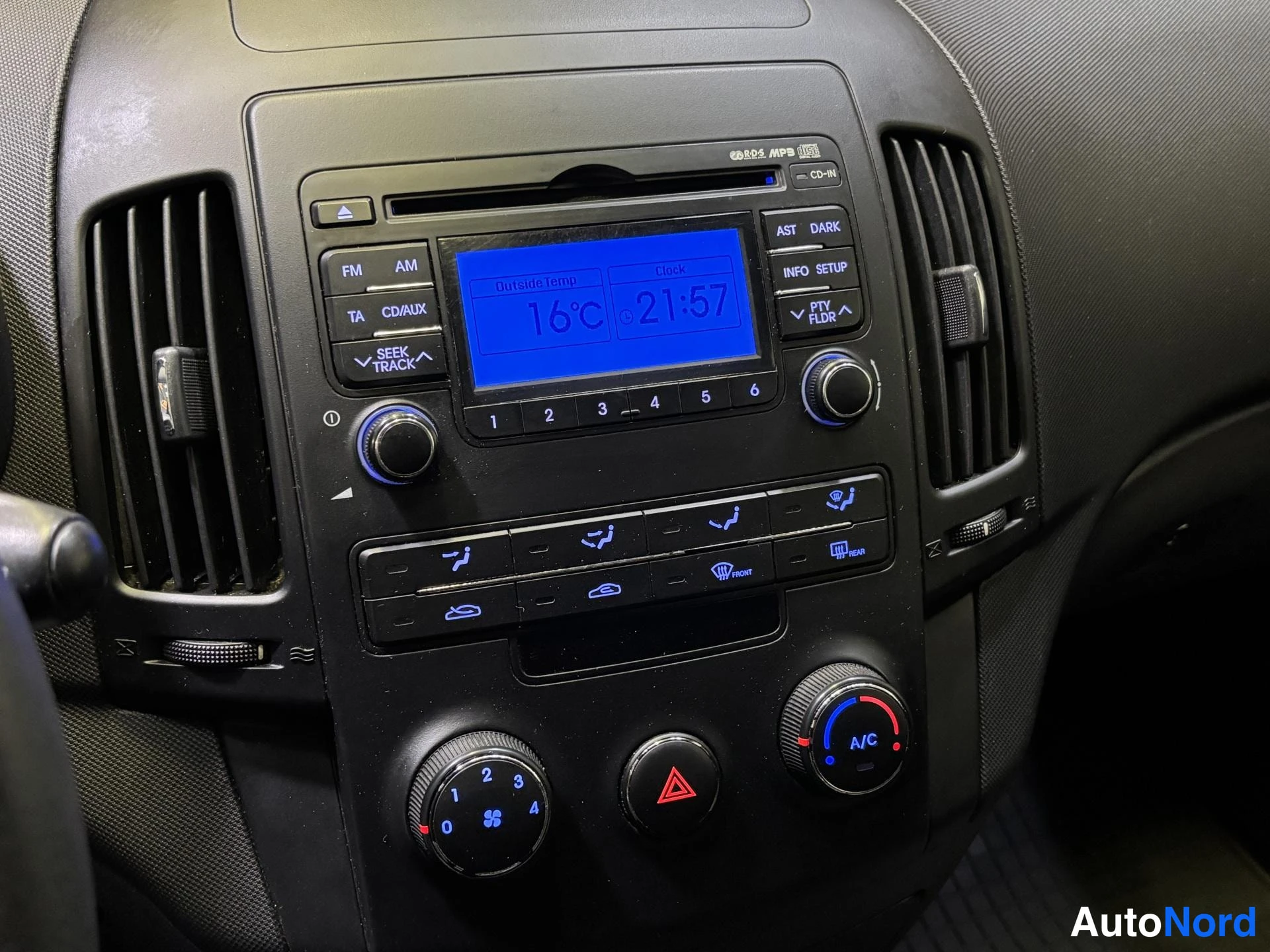 Silver Hyundai i30 2010, detail, photo 12