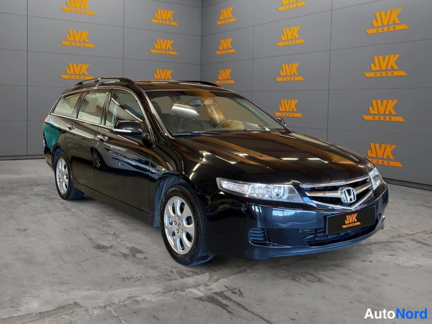 Black Honda Accord 2008, front three-quarter, nose to the right, photo 2