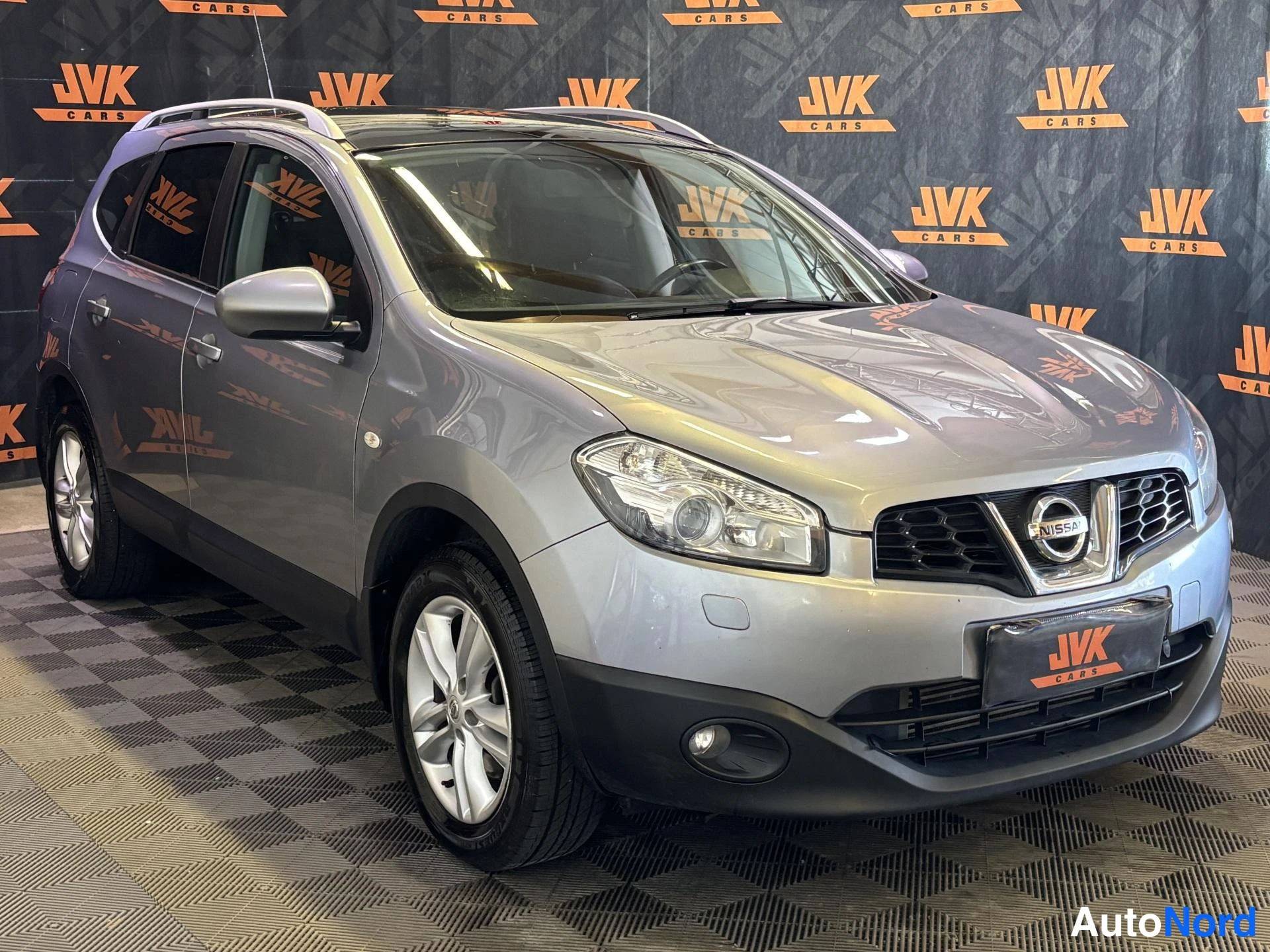 Grey Nissan Qashqai+2 2013, front three-quarter, nose to the right, photo 2
