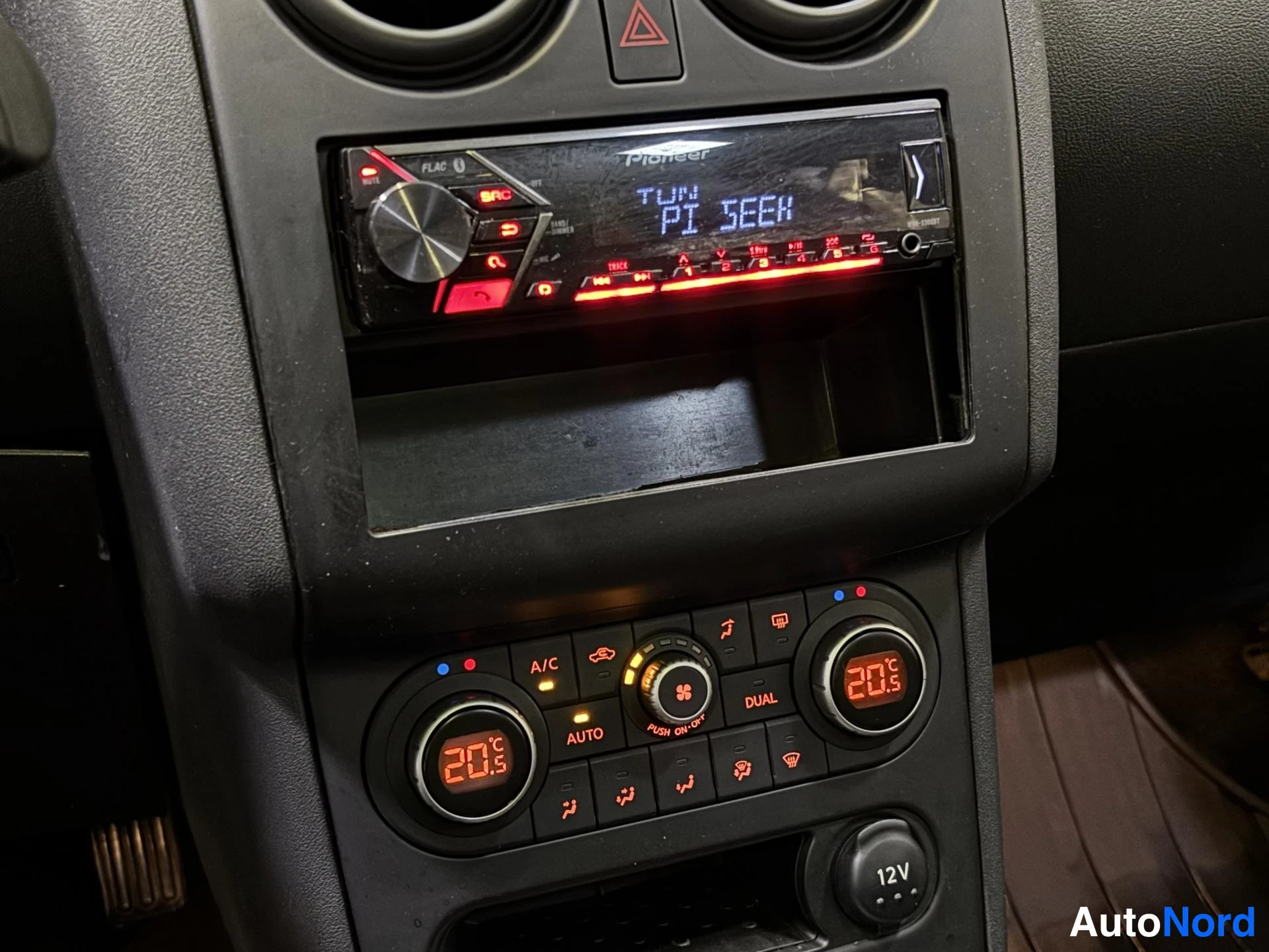 Grey Nissan Qashqai+2 2013, detail, photo 13