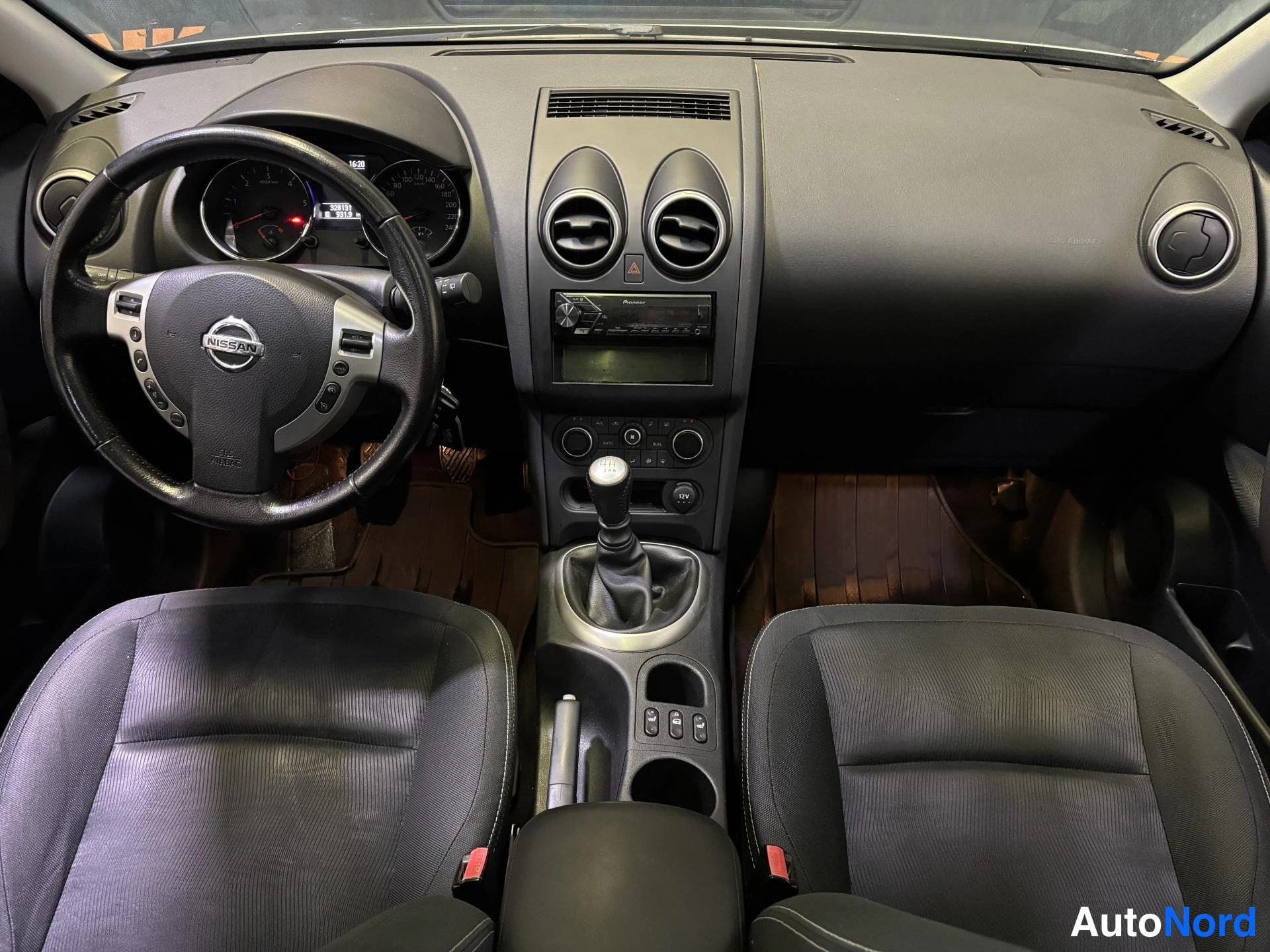 Grey Nissan Qashqai+2 2013, cockpit, photo 6