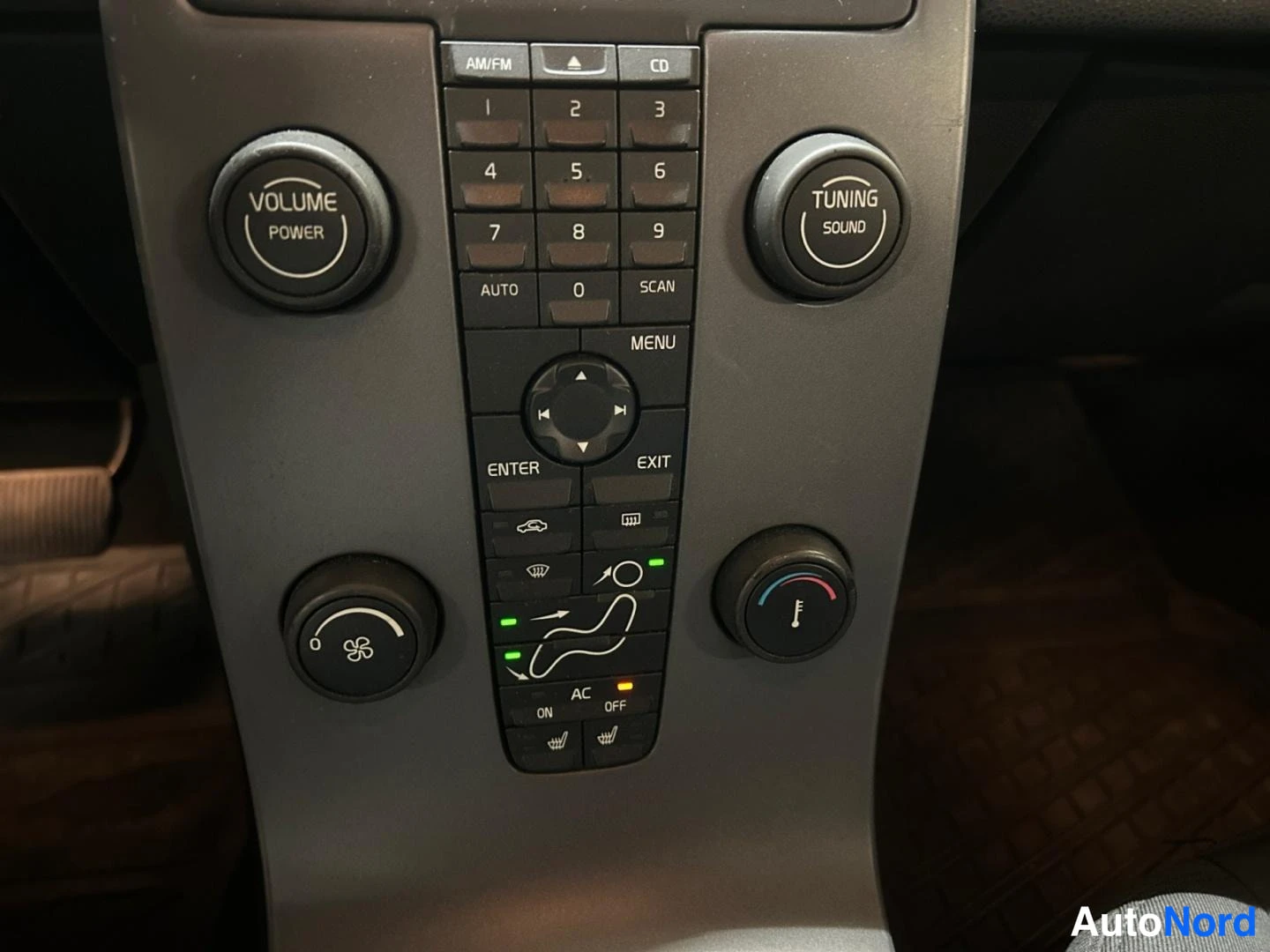 Red Volvo V50 2007, detail, photo 13