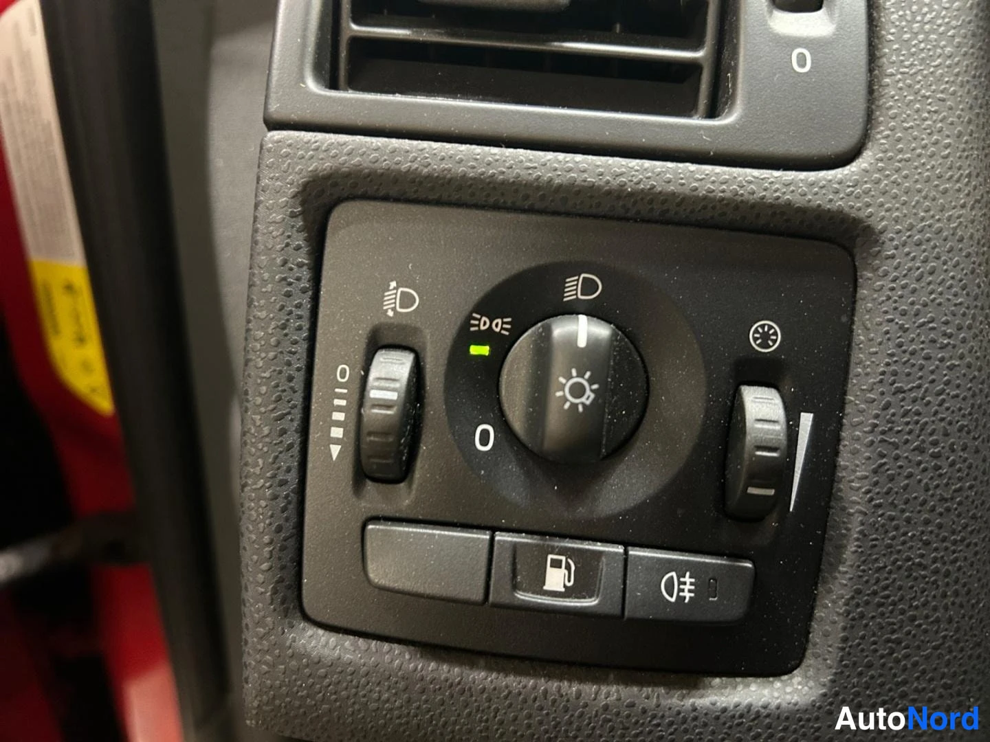 Red Volvo V50 2007, detail, photo 14