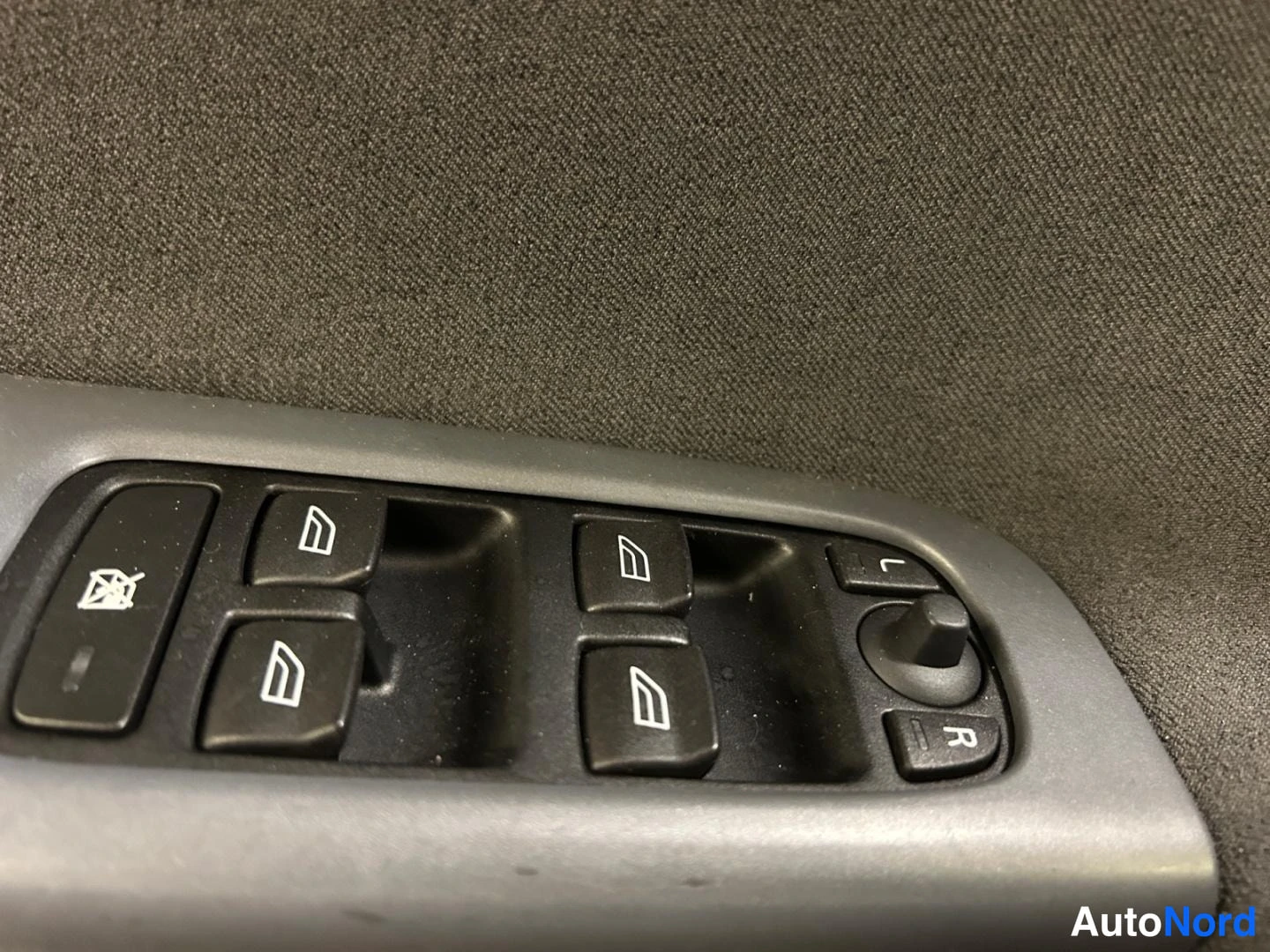 Red Volvo V50 2007, detail, photo 15