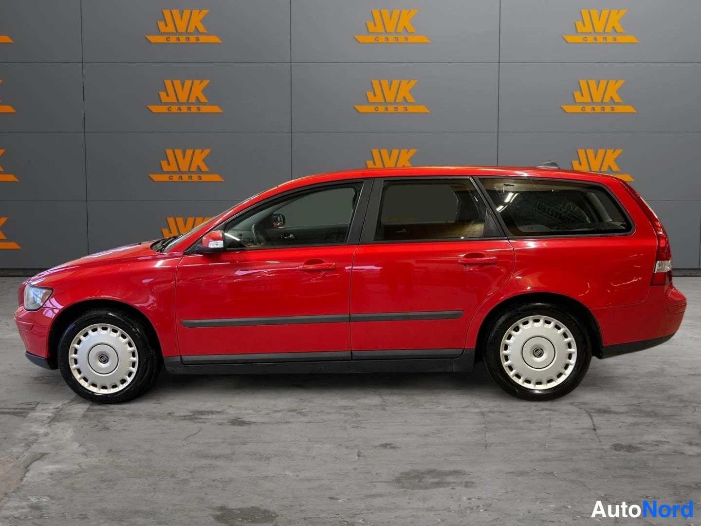 Red Volvo V50 2007, side, photo 4