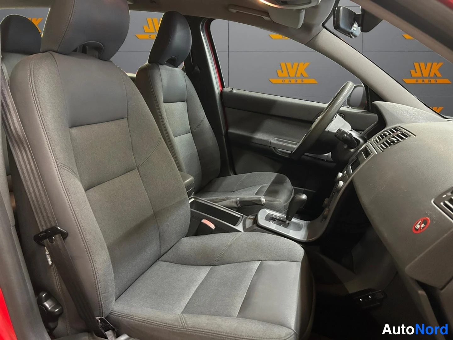 Red Volvo V50 2007, front seats, photo 10