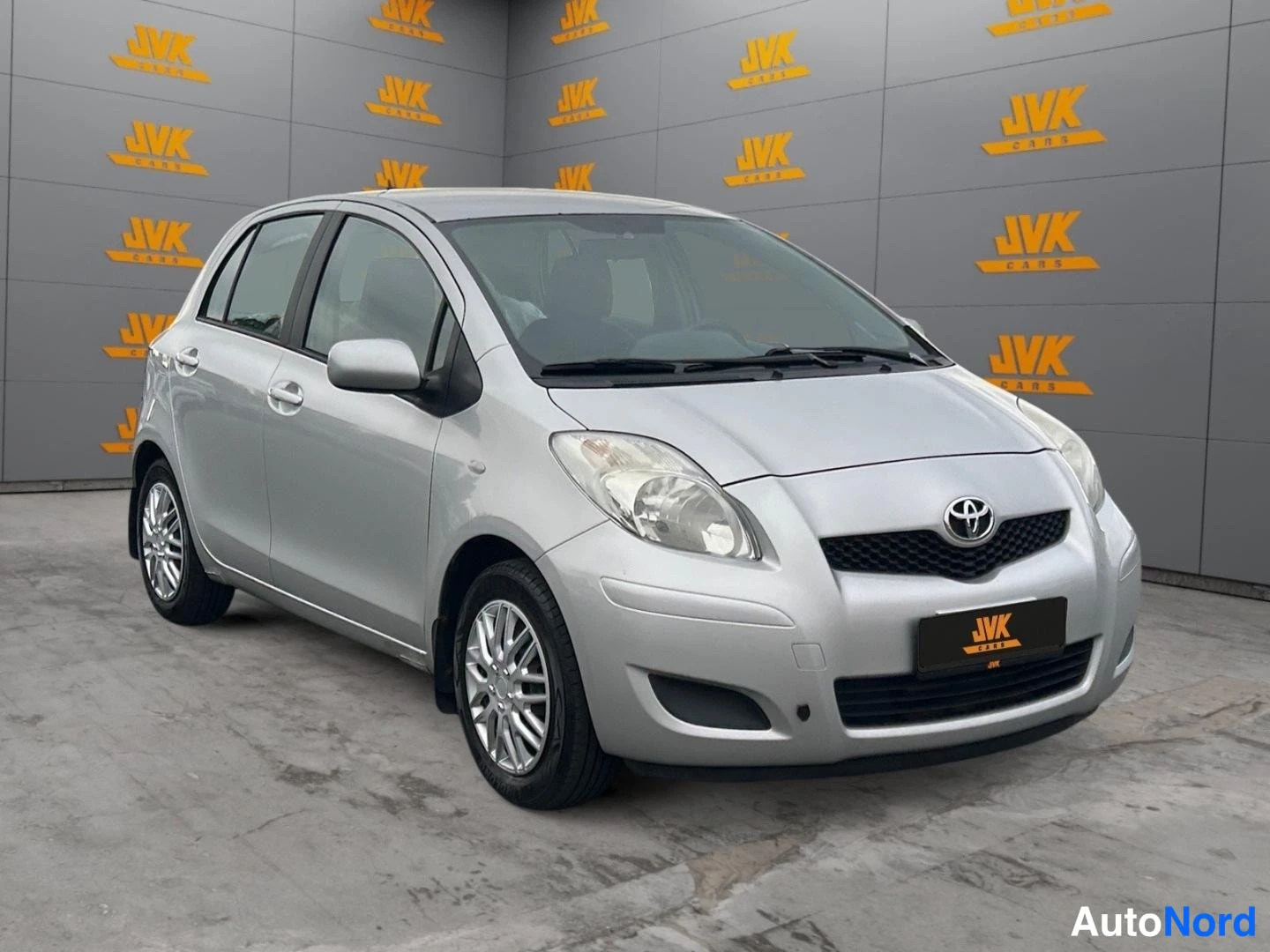 Silver Toyota Yaris 2010, front three-quarter, nose to the right, photo 2