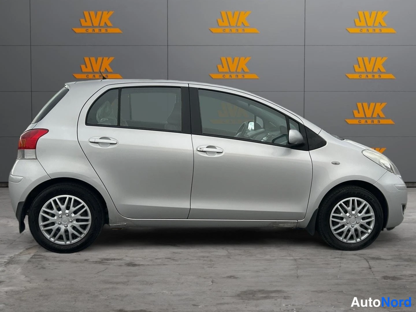 Silver Toyota Yaris 2010, front three-quarter, nose to the right, photo 3