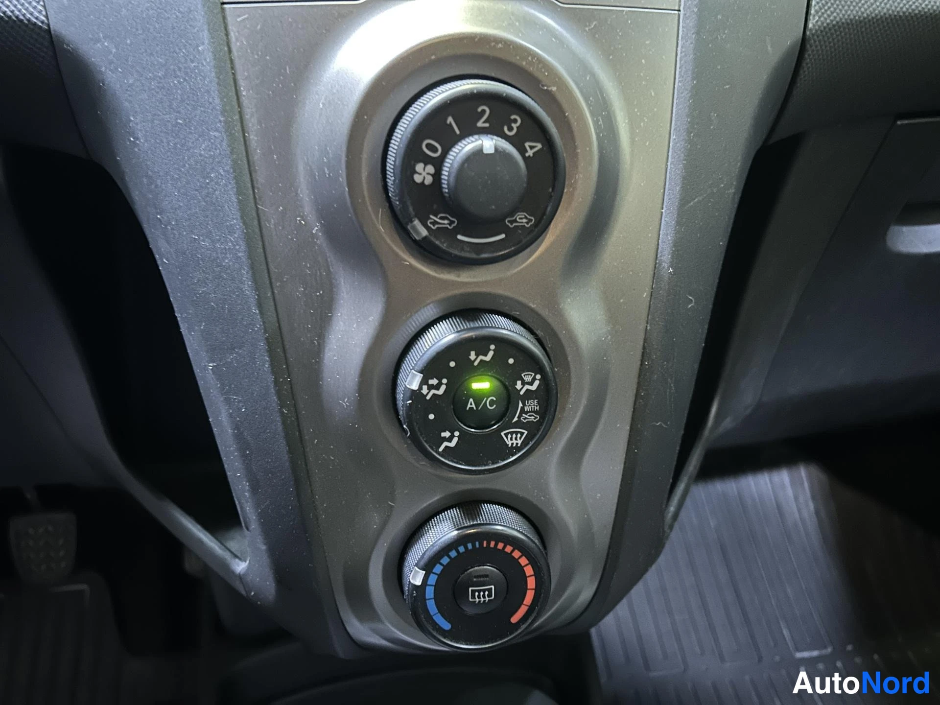 Silver Toyota Yaris 2010, detail, photo 14