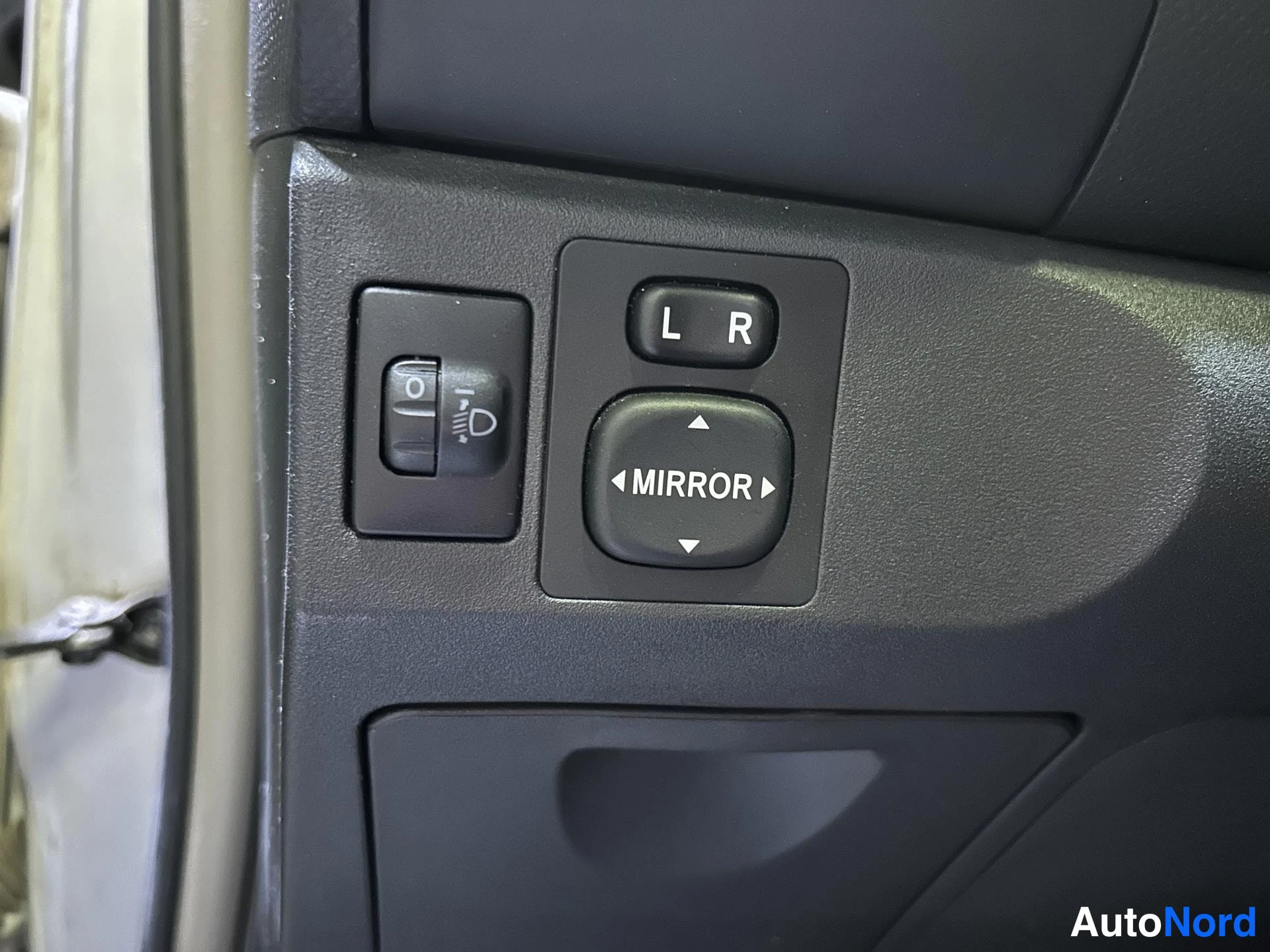 Silver Toyota Yaris 2010, detail, photo 15