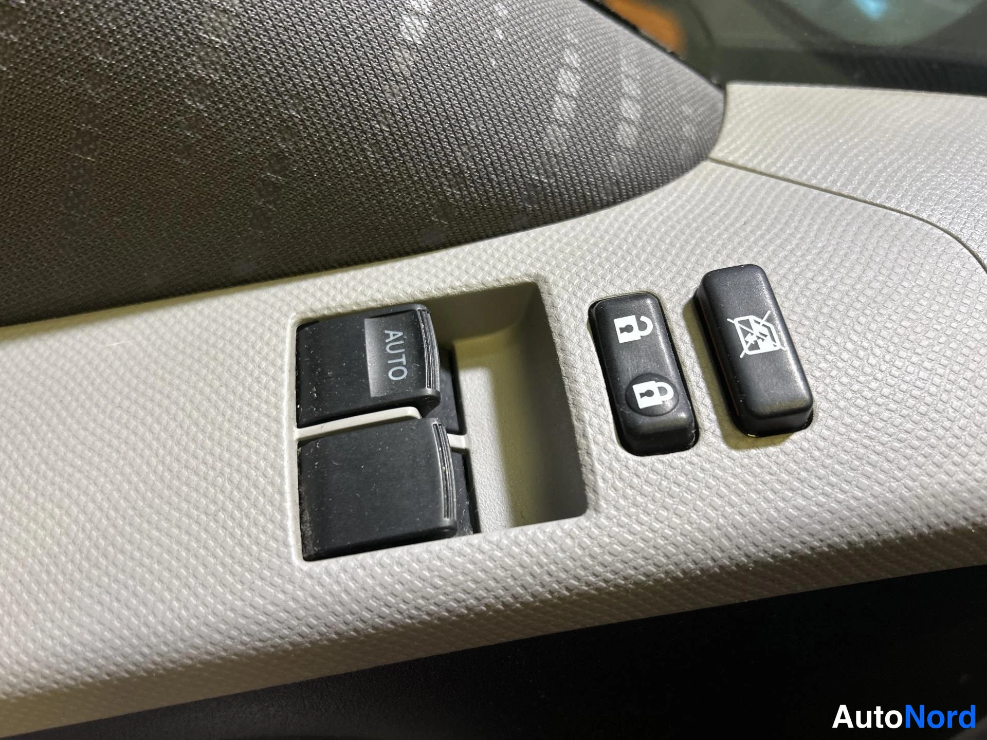 Silver Toyota Yaris 2010, detail, photo 16