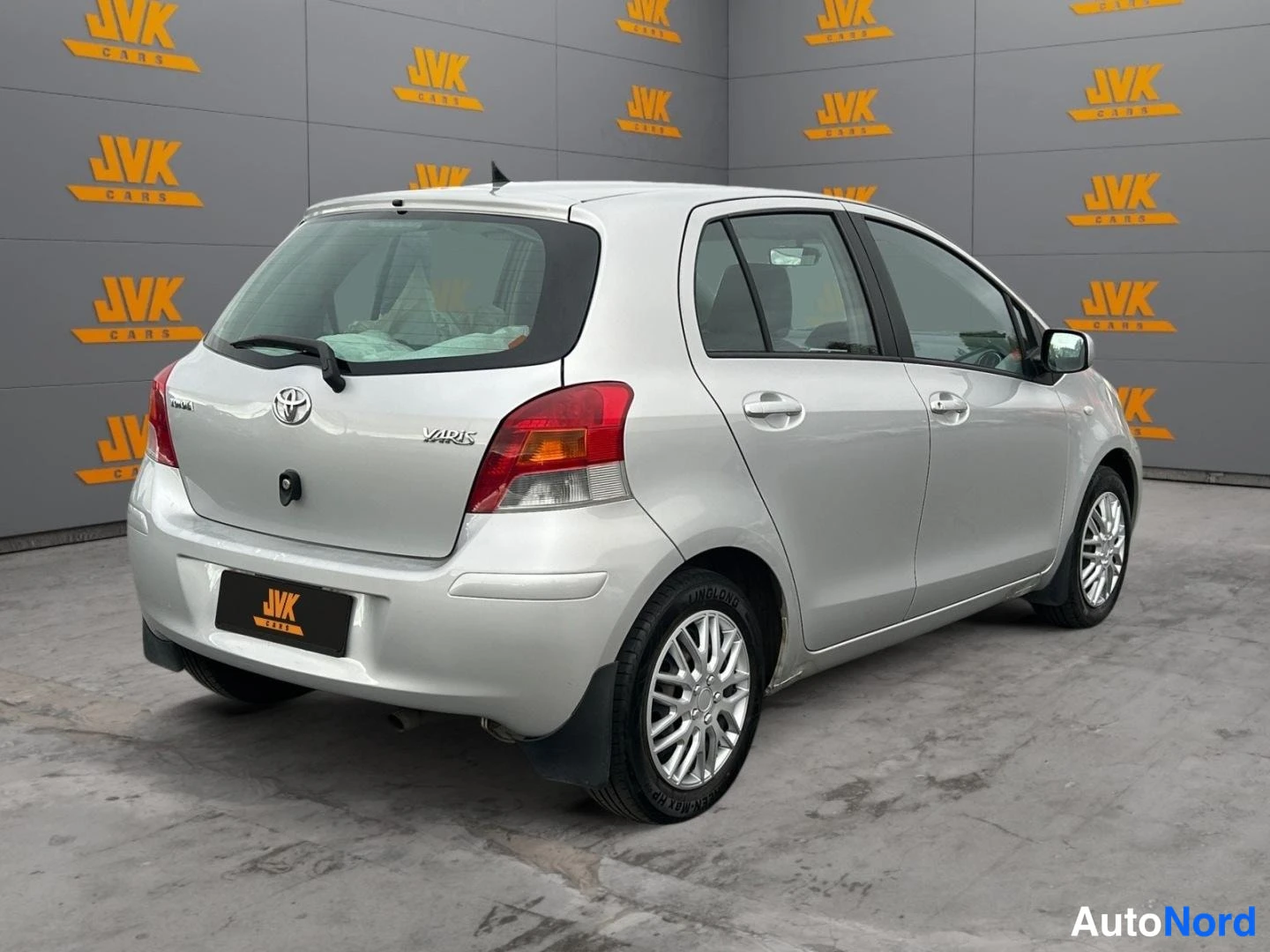 Silver Toyota Yaris 2010, rear three-quarter, photo 5