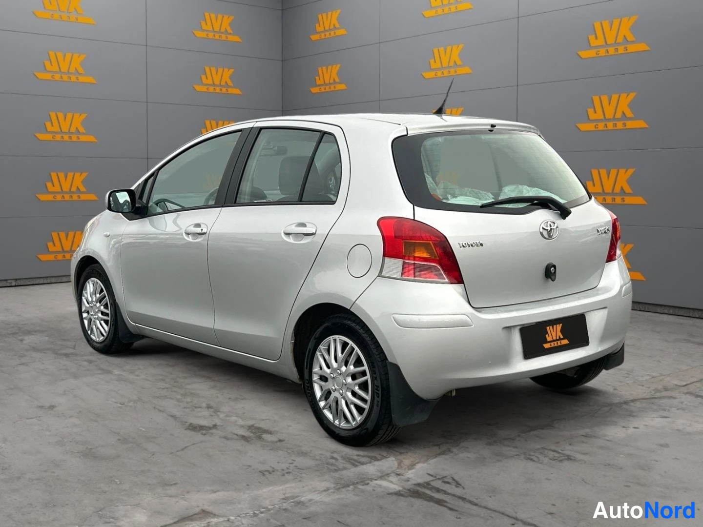 Silver Toyota Yaris 2010, rear three-quarter, photo 6