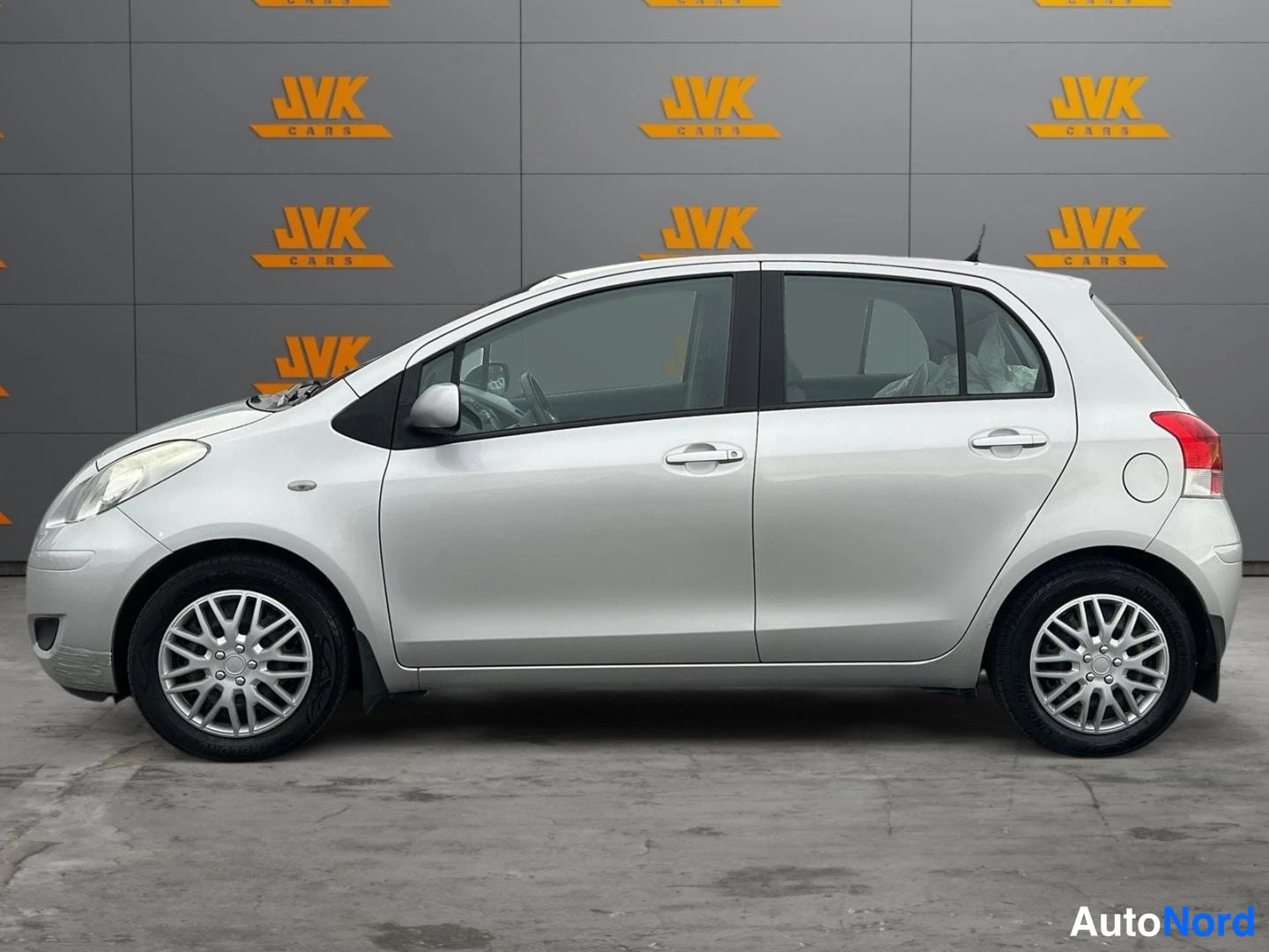 Silver Toyota Yaris 2010, side, photo 4